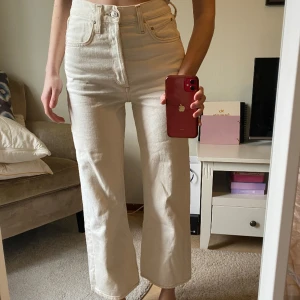 Vita jeans ankellånga - Super snygga vita jeans som är ankellånga vilket gör dom mer unika🤩 Tycker även om att dom inte är kritvita utan lite mer åt det beige/vita hållet🥰