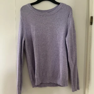 Ljus lila stickad tröja - Lila tröja. Jätte skönt material. Ursprungligen från Vila. Stl L sitter som M