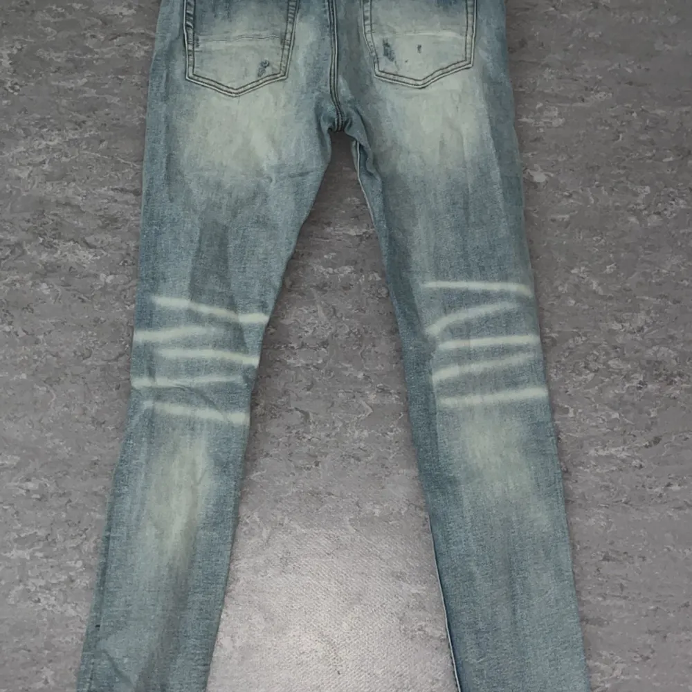 Säljer ljus blåa amiri jeans storlek 34 använda 2-3 ggr pris kan diskuteras . Jeans & Byxor.