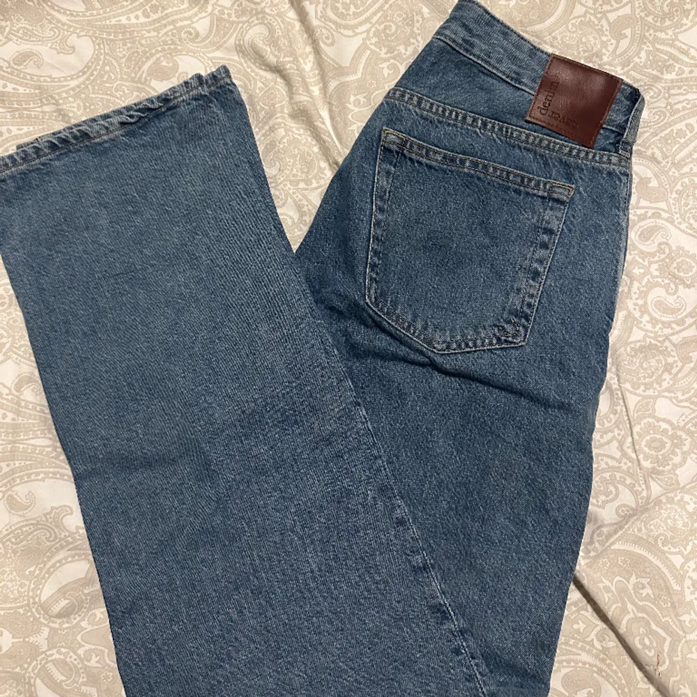 Low straight jeans från bikbok Använda någon gång Nypris 600kr. Jeans & Byxor.