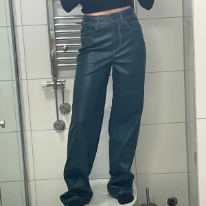 Gröna skinnbyxor  - Helt oanvända gröna skinnbyxor, säljs då det inte är min stil💘