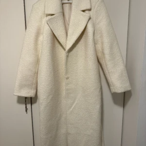 Vit lång kappa - Från NAKD, använts fåtal gånger. Finns inga defekter🫶🏻❤️