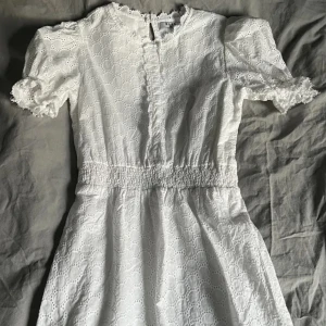 Vit klänning💋 - Använd en gång💋