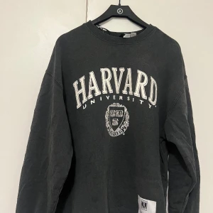 harvard tröja - en harvard tröja som inte används längre. oversized och jättefin🩷