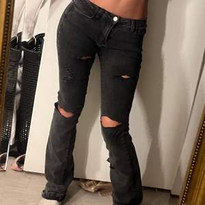Svarta Lågmidjad jeans med hål. Köpta på shein storlek xs dom är stretchiga passar min syster som har större storlek än mig. Kom privat för fler frågor 