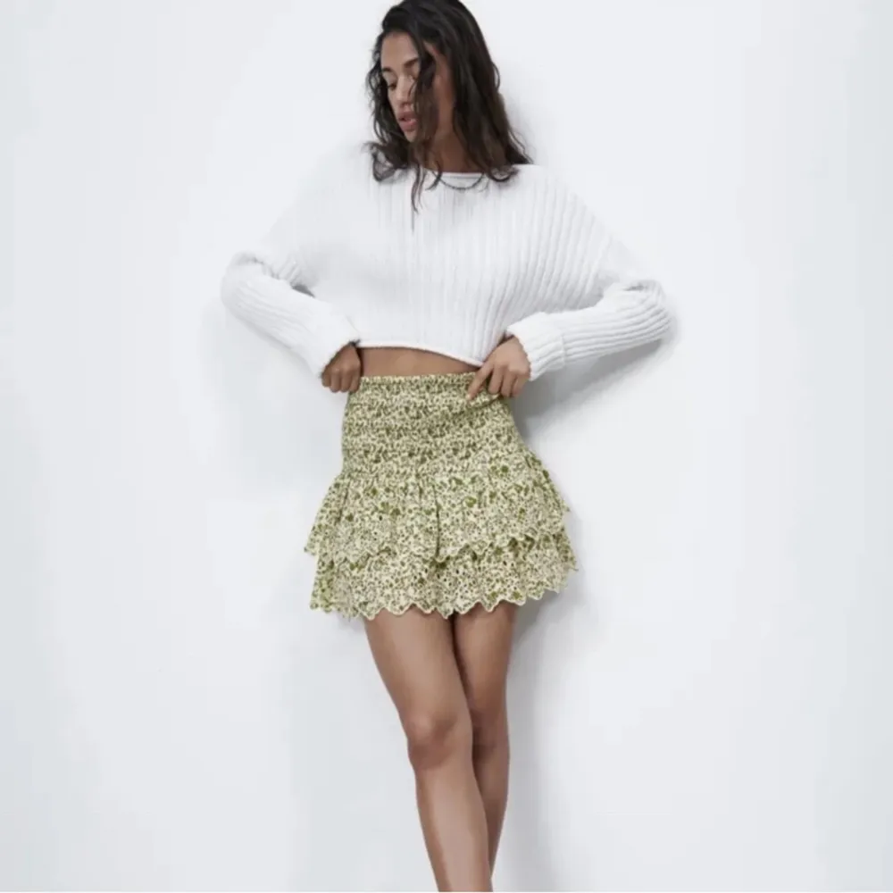 Jätte söt kjol från zara perfekt till sommar🙌 går bra att trycka på köp nu och bara att kontakta för frågor❤️❤️. Kjolar.