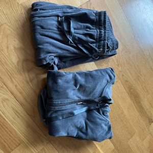Mjukis sätt  - Ett mjukis sätt från ginatricot, använt få gånger men skick som nytt, varje del kostar 60kr så då blir de 120 för båda, storlek S på bägge delarna 