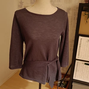 Rabalder top med skärp XS-S - En snygg topp från Rabalder (har även en kjol i annan annons) Står XS men passar även S Sluta i ärmslut (de är inte hellånga) Avtagbart skärp