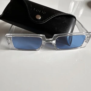 Solglasögon  - Snygga solglasögon som tyvärr aldrig kommit till användning. Är i nyskick och väldigt fina.