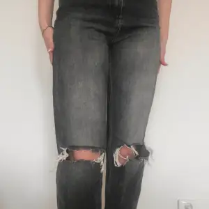 Storlek 34 Jeans material Svarta urtvättade  Hål på båda knäna Använt skick 