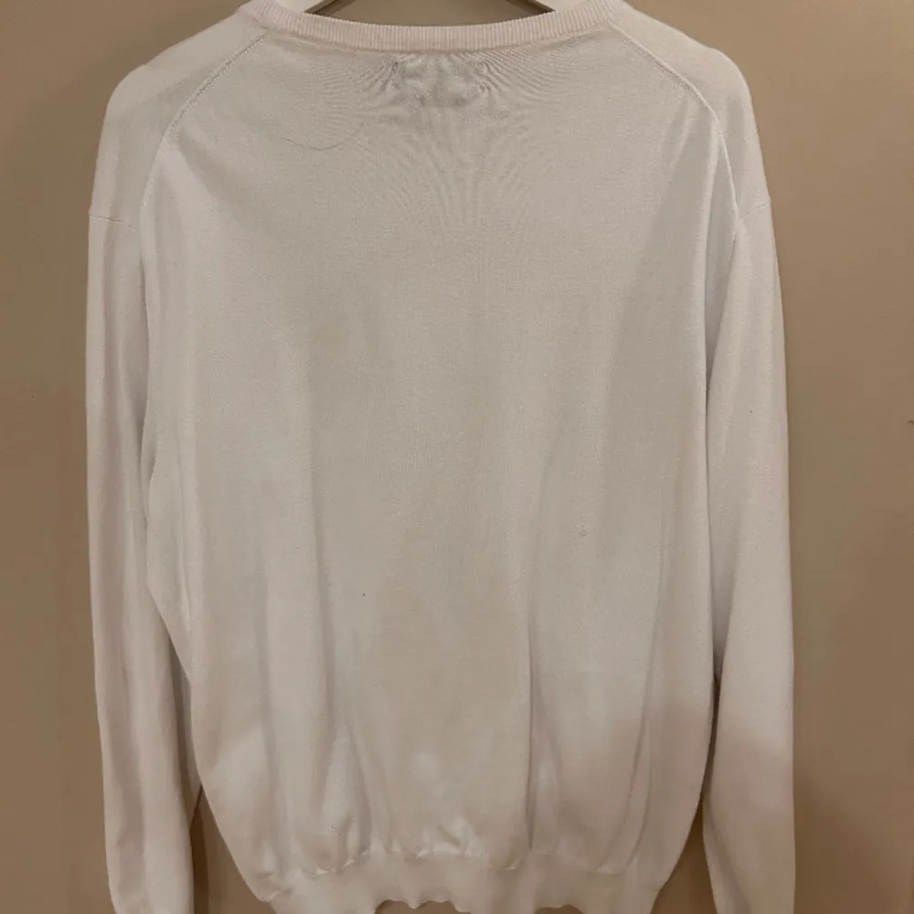 En riktigt fin tröja från polo i vit färg. Väldigt bra skick på tröjan, strl xl men passar även L.. Tröjor & Koftor.