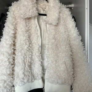Viral jacka från hm i beige🤍 - Perfekta jackan till våren! Skriv vid frågor och säljer ändast via köp direkt. Alltså möts ej upp🩷använd 2 ggr men köpt sen tidigare på vinted. Inga defekter!