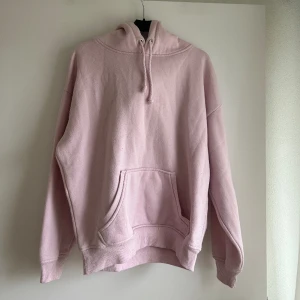 Luvtröja/hoodie - Ljusrosa luvtröja/hoodie från bikbok i storlek xs, ordinarie pris 400kr, mitt pris 199kr.