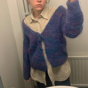 Blå lila stickad kofta - Fin blå lila stickad kofta i ull, storlek xs-l??