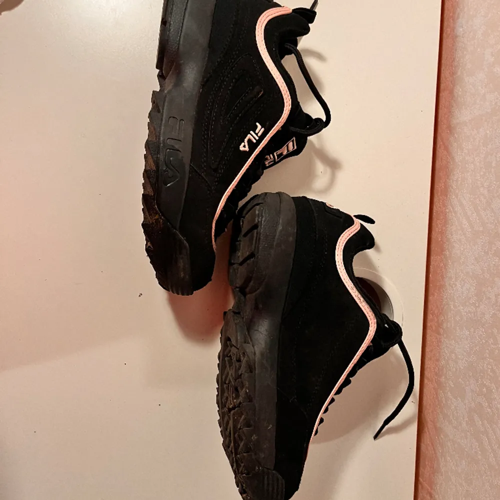 Used but in good condition Fila woman shoes . Skor.