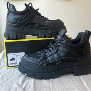 Buffalo Aspha HYB - Ultimata chunky sneakers 🖤Knappt använda då de är för stora för mig. Extremt sköna! Det är storlek 39 men de är i det stora laget, passar dig som har storlek 39-40. Skickar med orginalkartongen.
