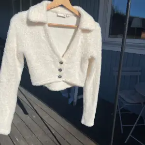Säljer denna jätte fina vita kofta/ tröja då den har blivit lite liten och inte är min stil längre. Den är jätte bra sick då jag använt den 4-5 gånger. Hör av er om ni har några frågor :)