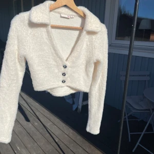 Vit kofta - Säljer denna jätte fina vita kofta/ tröja då den har blivit lite liten och inte är min stil längre. Den är jätte bra sick då jag använt den 4-5 gånger. Hör av er om ni har några frågor :)