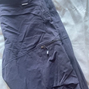 Peak performance shorts herr - Säljer dessa peak performance shortsen i storlek medium, väldigt bra skick. Shortsen är Justering bara och ar 5 fickor. 