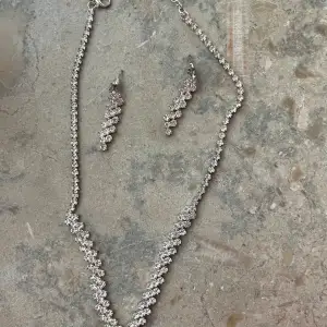 Jättefint halsband med matchande örhängen, jättefint skick endast använt två gånger. Ifrån ur och Penn. 30 kr 