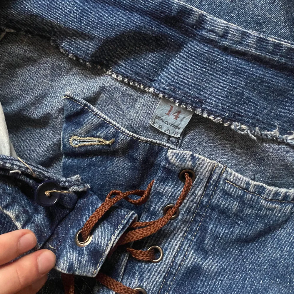 Snygga jeans med snörning från början av 2000 talet. Fint skick, se bilder för egen bedömning! Passar mig som har s-m i byxor. Mått: Midja-78 cm, Stuss(över rumpan)-100 cm, innerbenslängd-79 cm. Kan mötas upp i centrala stockholm💞. Jeans & Byxor.