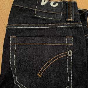 Feta Dondup jeans med modellen Liam, sjukt bra skick Nypris:3000kr Skick:9,5/10