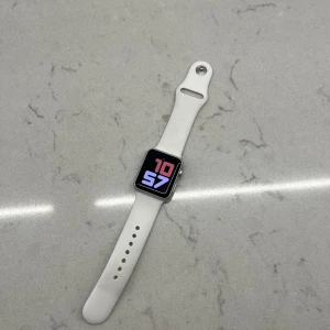 Applewatch  - Modell: A1802 Version: 6.3 Lagringsutrymme: 4,7 GB  Köpt för några år sedan för cirka 4000 kr.  Begagnad med sparsamt använd, inga tecken på användning.  Medföljer ett vitt silikon armband & laddare.  Har inte kvar originalförpackning, därav priset. 