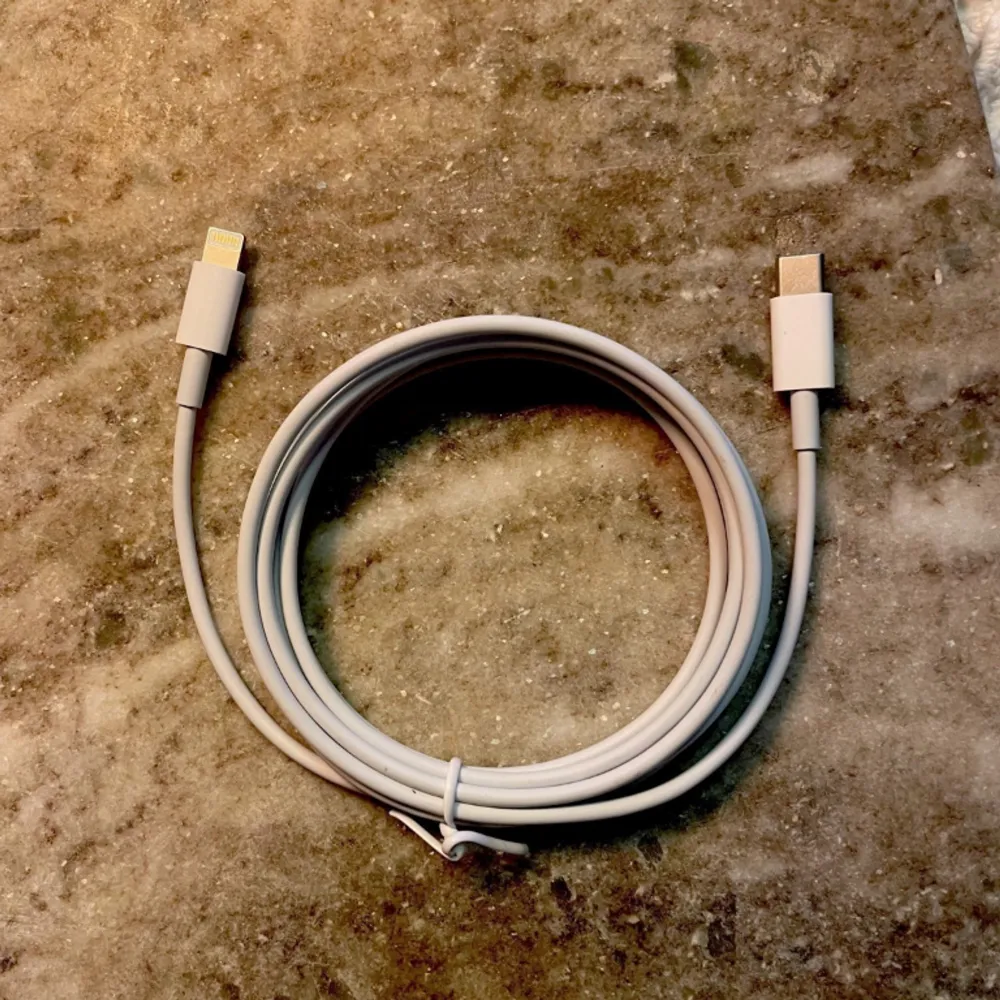 iPhone laddkabel, bra för dig som vill slippa korta sladdar då den här är två meter lång, och även för dig som är trött på att vänta på din mobil att ladda fullt då den här kan kopplas till snabbladdare som laddar mobilen jättesnabbt!! Längd: 2-meter. Övrigt.