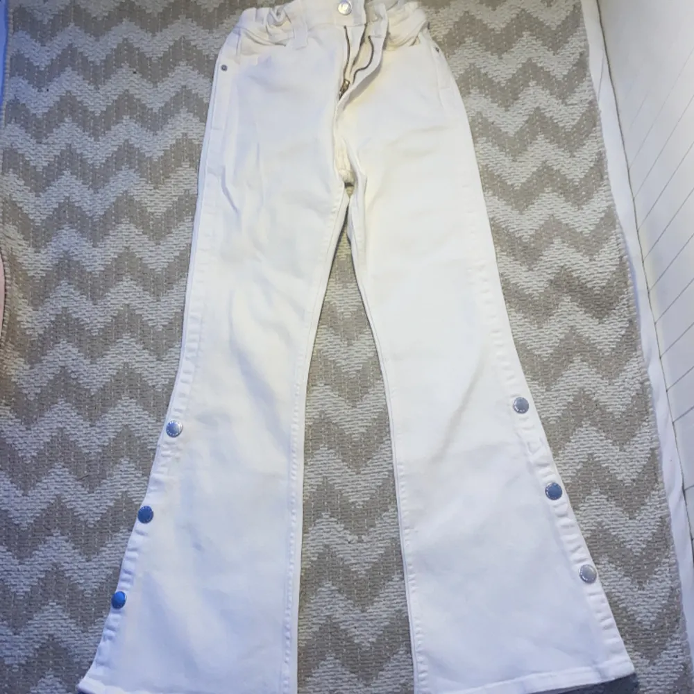 Flared vita jeans för tjejer, Low waist jeans för barn. Storlek 140. Jeans & Byxor.