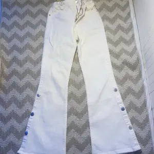 Flared vita jeans för tjejer, Low waist jeans för barn. Storlek 140