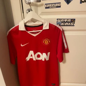 Man United 2010 - Skick 10/10 utan defekter aldrig använd storlek Small, skriv vid minsta fundering🤗🙂✅