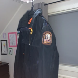 Parajumpers jacka - En parajumpers jacka i storlek XL men passar mig som har S/M fast lite stor  Fråga för fler bilder Priset kan sänkas vid snabb affär