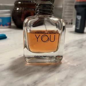 Stronger with you - Stronger with you, en otrolig doft som påminner om jul. Älskar doften men har börjat användas mer sällan så därför läggs den ut. Flaskan är 50ml men jag skulle säga att det rymmer 30-35 ungefär. En nypris på 30 ml ligger runt 600. Kom med bud😊👍
