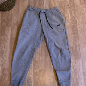 Nike tech fleece byxor - Grå nike tech fleece byxor i skick 8/10