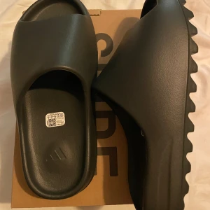 Yeezy slides - Helt nya, köpta på adidas app CONFIRMED.  Äkthetsbevis finns!  Vid snabb affär kan jag gå ner i pris!