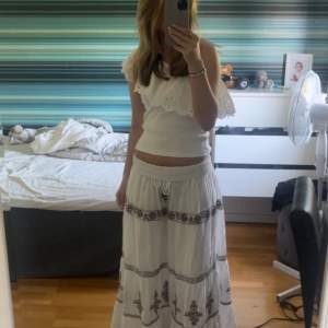 Säljer denna zara kjol då jag inte tycker om den längre💖 har fått små fläckar på den men inget som synns på långt håll💖 köpt för 699💖 350 +frakt💖