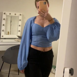 Blå linne topp - Säljer en skitsnygg linnetopp i en fantastisk blå färg. Den har bara använts en gång i bara någon timme, så den är i väldigt fint skick. Från GinaTricot