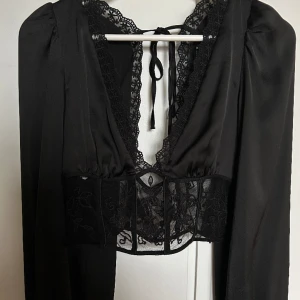 Zara blus  - Absolut finaste blusen/toppen från Zara. Spetsdetaljer och öppen rygg😍Använd 2 gånger. Helt slutsåld.