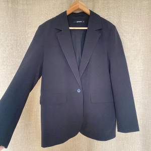 Blazer från Gina tricot. Sparsamt använd, bra skick. Knapp i midjan för att stänga. Tre knappar som detalj i ärmarna. Fickor. 