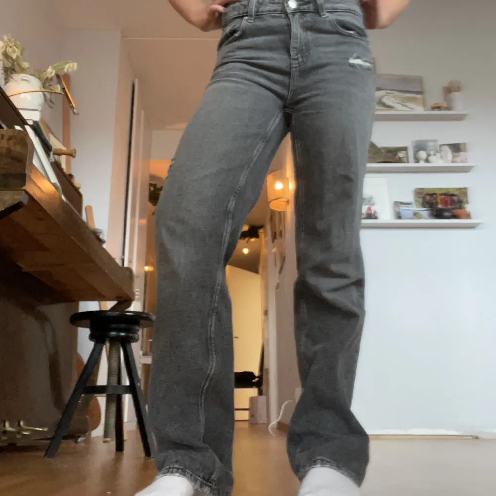 Gråa jeans från Gina Young Aldrig använda M: 37cm  I: 75cm. Jeans & Byxor.