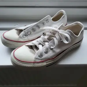 Äkta converse i fint men på vissa ställen märkbart använt skick, men har fortfarande mycket att ge!  Vita och fina men några fläckar vid skosnörena. Storlek 37.