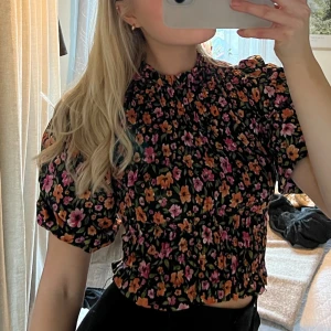 Blommig blus  - Blommig blus från hm med söta puffärmar! Aldrig använd💕