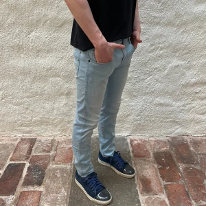 Replay anbass jeans - Replay anbass jeans i färgen ljusblå. Storlek 30 och modellen på bilden är 182 cm. Fint skick, nypris 1699, köp för endast 499kr.  Fast pris gäller🤝