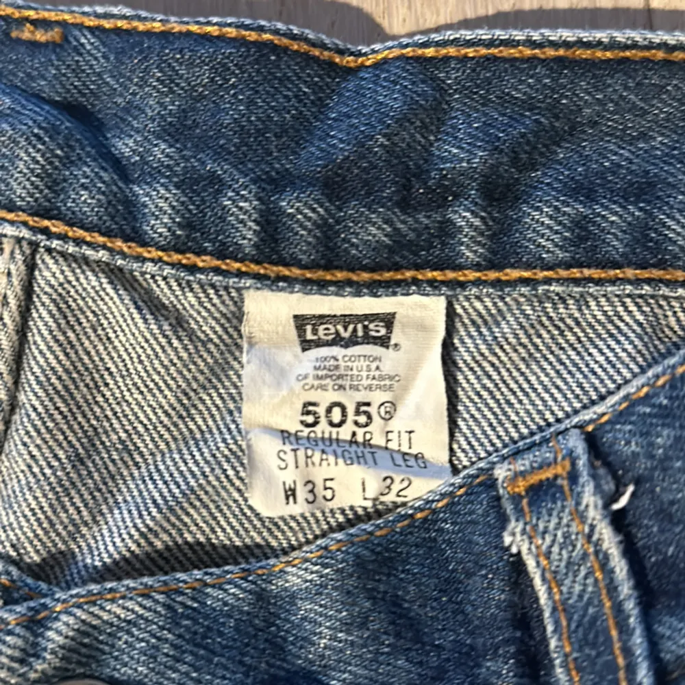 Levi’s 505 made in usa säljes i storlek 35x32. Lite heel pinch annars inga hål eller fläckar. Fler bilder kan ordnas och ifall du har frågor är det bara att fråga!. Jeans & Byxor.