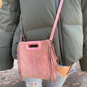 Maje väska - Säljer min maje väska, den är väldigt sliten men om man lämnar in den på mocka tvätt så är den som ny, man får med dustbag och en annan kedja också💕💕