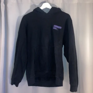 AFFIXWRKS/Kiko Kostadinov Hoodie Medium - En fet luvtröja ifrån märket AFFIXWRKS startat av designern Kiko Kostadinov. Tröjan är av superhäftigt kvalitet och är jätte bekväm. Storleken är någonstans emellan en stor small/en liten medium (DM för exakta mått). Original pris €200