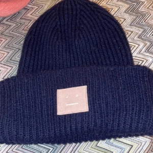 Mörkblå Acne mössa - Jätte fin acne mössa som inte säljs längre. Köpt för 1600kr, inga deflekter! TAR EMOT PRISFÖRSLAG, säljer inte för under 550kr