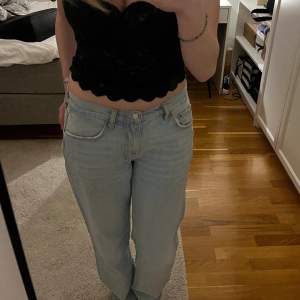 Straight jeans från Gina. Skulle säga att den är stora i modellen. Den passar också 38💞
