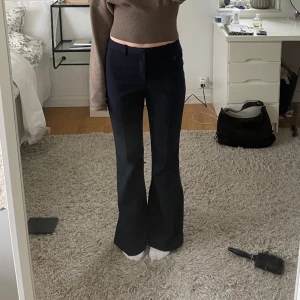 Kostymbyxor  - Marinblå kostymbyxor från zara  Använda fåtal gånger  Är 170 cm lång