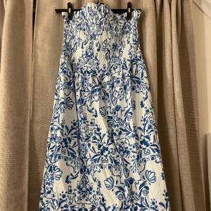 Långklänning - Off shoulders klänning. Går att vika ner till långkjol❗️